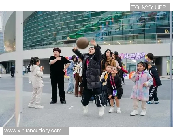 篮球明星家庭中的温馨篮球氛围与亲子互动的完美结合